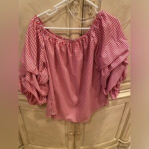 Kontroj Contemporary red and white blouse with ruched sleeve